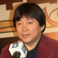 公共汽车上的年轻妻子