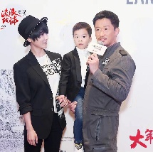 按摩职员的中年妇女